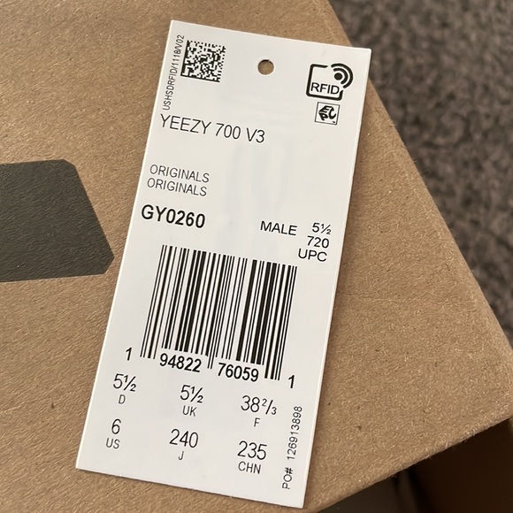 Yeezy 700 - Picture 7 of 8